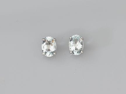 Paire de puces en or gris 750°/°° (18K), serties c