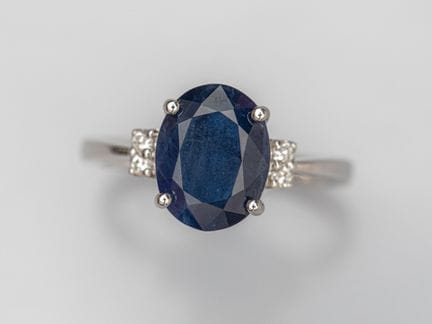 Bague en or gris 750°/°° (18K), sertie d'un saphir