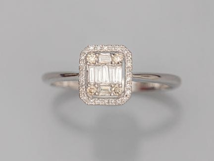 Bague ajourée en or gris 750°/°° (18K), sertie de 