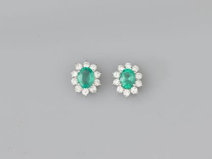 Par de pendientes flor de oro blanco 750°/°° (18K)