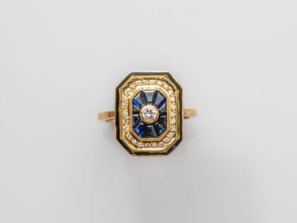 Anillo de oro amarillo de 750°/°° (18K), engastado
