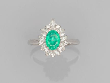 Bague poire en or gris 750°/°°(18K)  , sertie d'un