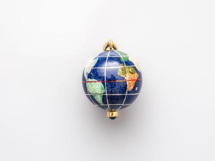Ciondolo a forma di sfera con montatura in oro gia