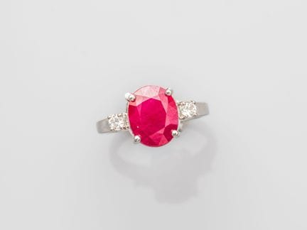 Anillo de oro blanco 750°/°° (18K), engastado con 