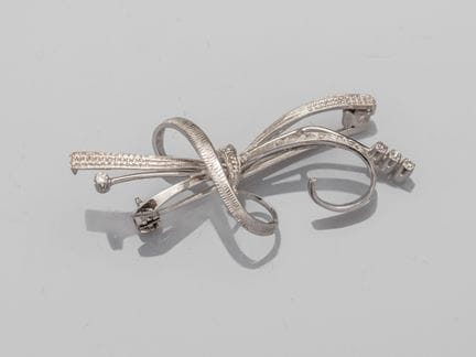 Broche ruban noué en or gris 750°/°° (18K), brossé