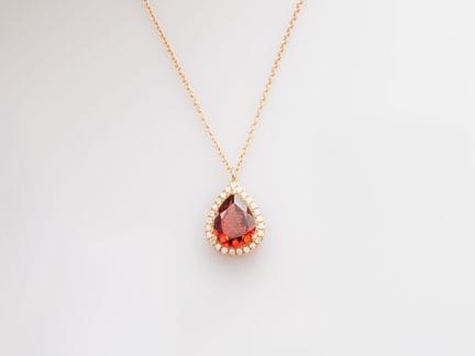 Birnenförmiger Anhänger aus 750°/°° (18 K) Roségol