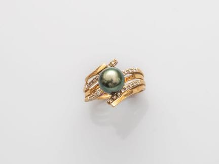 Kreuzring aus 750°/°° (18 K) Gelbgold mit geriffel