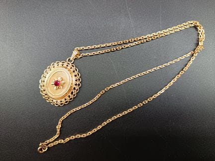 Collana in oro giallo 18 carati 750/°° con un cion