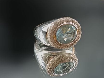 Anello in oro bianco 18 ct. con grande acquamarina