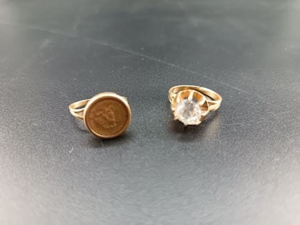 2 anelli in oro giallo 18 carati 750/°, uno con un