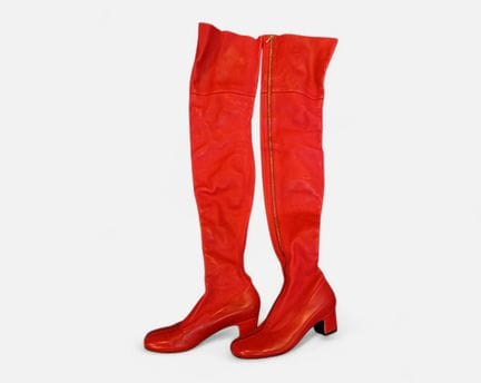 CHANEL - Ein Paar Overknee-Stiefel aus rotem Leder