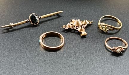 Lotto di frammenti d'oro 18k 750/°. Peso lordo: 12