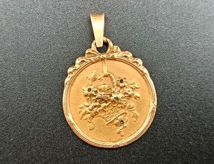 Ciondolo in oro giallo 18 carati 750/°° raffiguran