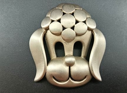 Pierre CARDIN - Spilla in metallo (alluminio?) a f