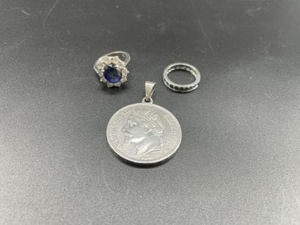 Anello in argento impreziosito da una pietra blu i