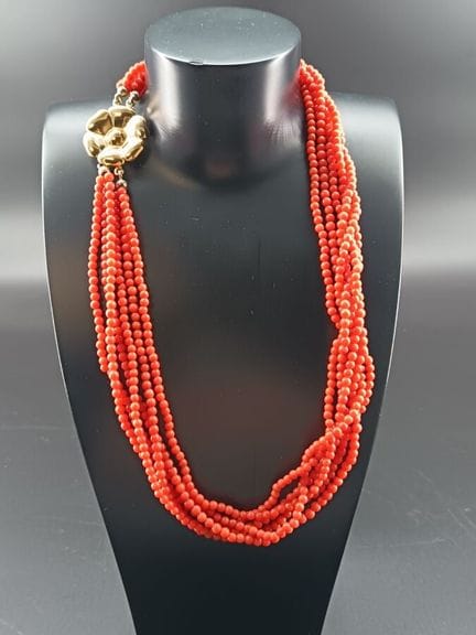 Collana con pietre dure arancioni, con chiusura in