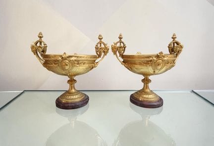 Coppia di coppe in bronzo dorato e cesellato, con 