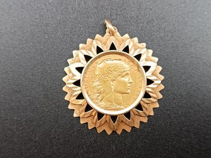 Ciondolo in oro giallo 18 carati 750/°° decorato c