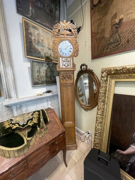 Orologio di San Nicola in legno modanato e intagli
