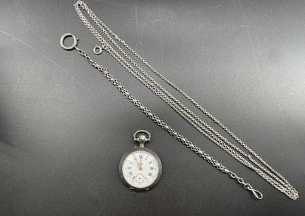 Orologio da tasca in argento con la sua catenella 