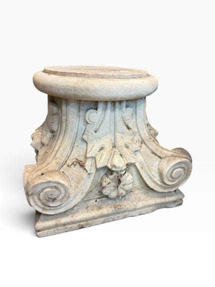2 capitelli corinzi in marmo bianco. 40 x 44 x 44 