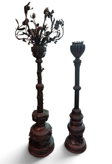JAPÓN, dos candelabros de aleación de cobre con pá