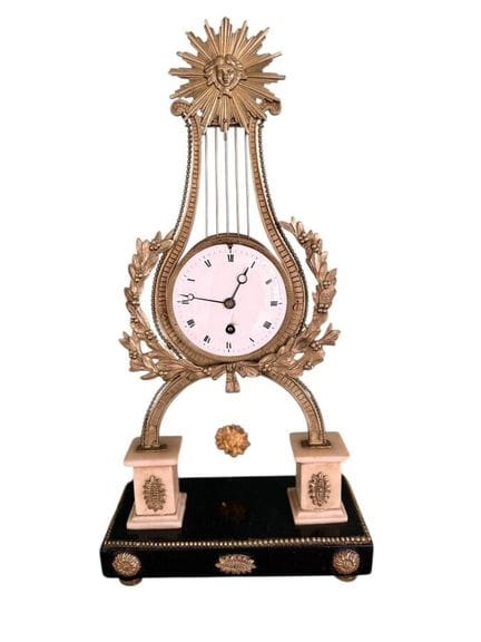 Orologio a pendolo a forma di lira, quadrante smal