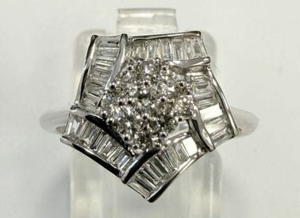 Anello di design in oro bianco 750°/ (18 carati) c
