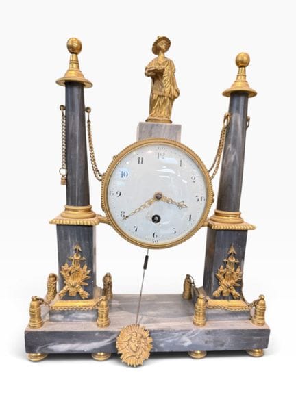 Orologio a pendolo con struttura a portale in bron