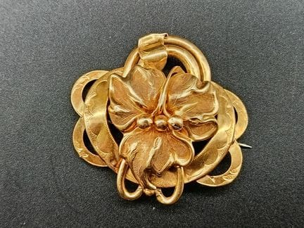 Spilla in oro giallo traforata. Peso: 11,38 gr (18