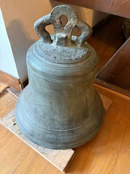 Campana in ghisa con iscrizione.
Altezza: 52 cm