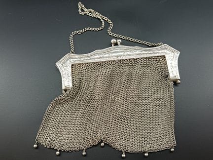 Borsa da sera argentata a maglia, di fattura tedes