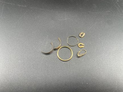 Lotto di frammenti d'oro. PESO: 5,48 gr
