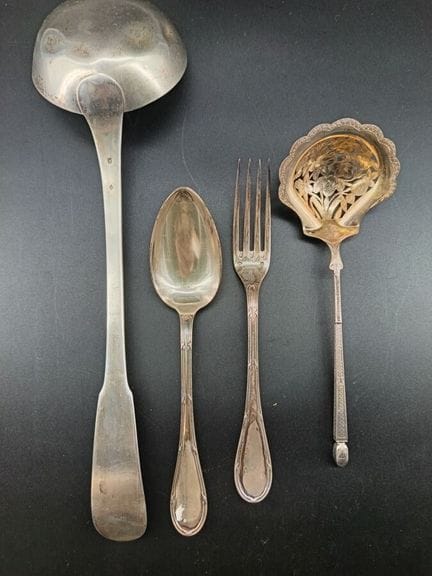 Set in argento composto da un mestolo, un cucchiai