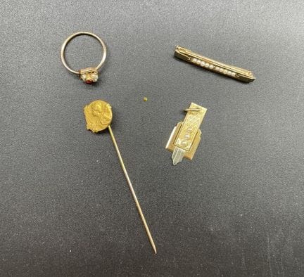 Set composto da una spilla, un ciondolo geometrico