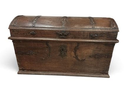 Cassapanca in legno bombata e intagliata, con ferr