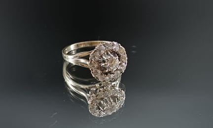 Anello detto “margherita” in oro bianco, imprezios
