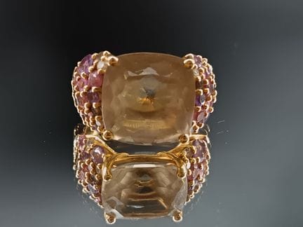 Anello in oro giallo 18 ct. con un citrino circond