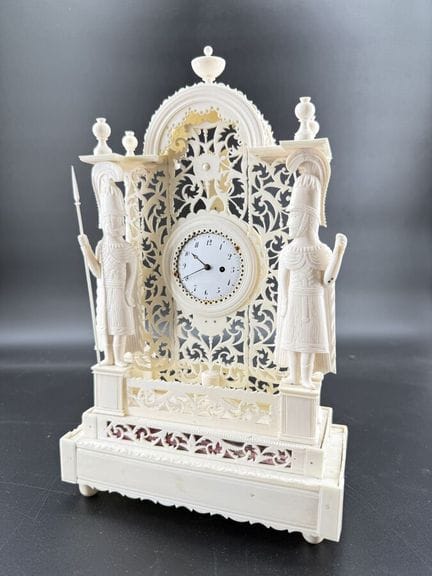 Raro orologio da tavolo in osso (probabilmente di 
