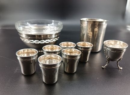 Set in argento 850/°°° composto da 1 coppa, 1 port