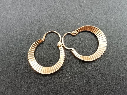 Coppia di orecchini detti “creoli” in oro giallo 1