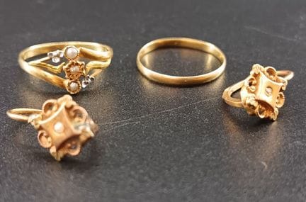 Set composto da un paio di orecchini in oro giallo