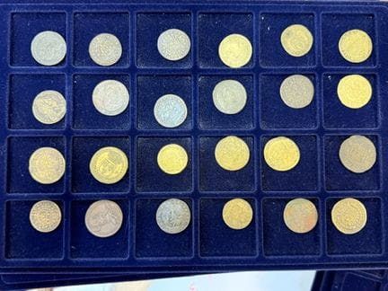 Collezione di circa 450 gettoni in bronzo e rame, 