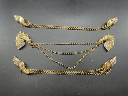 3 spille da mantello in metallo dorato con dettagl