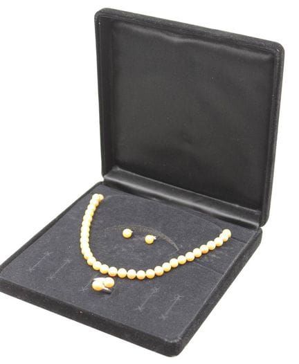 Conjunto de joyas de perlas: collar, anillo y pend