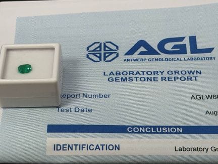 Émeraude verte créée en laboratoire avec certifica