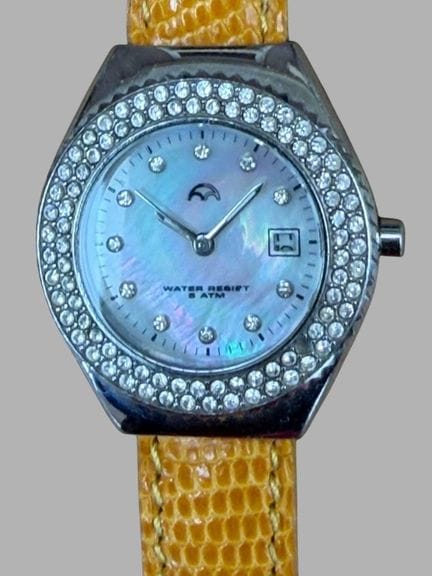 Quartz DAU con quadrante in madreperla e lunetta c