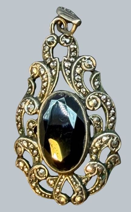 Ciondolo in argento con pietra nera sfaccettata, c