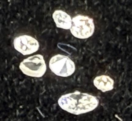 8 diamants/brillants, totalisant 0,176 carat
