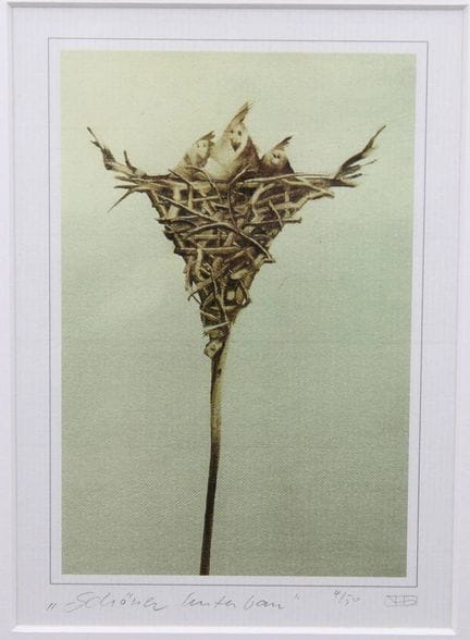 应为石版画，题为《美丽的基座》，编号4/50，装裱完好/带玻璃，画芯尺寸32.5×27厘米